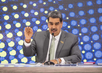 AME2031. CARACAS (VENEZUELA), 04/12/2023.- El presidente de Venezuela, Nicolás Maduro, habla durante un acto en el Consejo Nacional Electoral (CNE) hoy, en Caracas (Venezuela). Maduro aseguró este lunes tener "un plan" para "recuperar los derechos históricos" que -afirmó- tiene su país sobre el Esequibo, un territorio de casi 160.000 kilómetros cuadrados en disputa con Guyana, aunque no dio ningún detalle sobre la estrategia para lograr este objetivo. EFE/ Rayner Peña R.