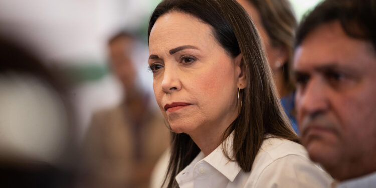 AME2413. CARACAS (VENEZUELA), 06/12/2023.- La opositora Maria Corina Machado participa en una rueda de prensa, hoy, en Caracas (Venezuela). La candidata de la principal coalición opositora de Venezuela, María Corina Machado, manifestó este miércoles que no tiene "nada que recurrir" ante el Tribunal Supremo de Justicia (TSJ), "por ahora", para que la habilite para participar en las elecciones presidenciales de 2024, para las que, actualmente, está vetada por decisión de la Contraloría General. EFE/ Rayner Peña R