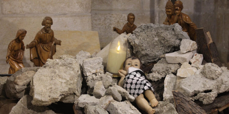 BELÉN (CISJORDANIA), 18/12/2023.- Un Niño Jesús que no está en el pesebre sino entre ruinas, como las que sepultan a diario en Gaza a muchos niños, es el nacimiento montado esta Navidad en una iglesia de Belén, en Cisjordania ocupada, en recuerdo de estas víctimas inocentes que mueren cada día en la Franja por la ofensiva militar de Israel. EFE/ Luis Ángel Reglero