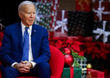 Washington (United States), 22/12/2023.- US President Joe Biden reacts as First Lady Jill Biden reads children and their family members Twas the Night Before Christmas at Children's National Hospital in Washington, DC, USA, 22 December 2023. US President Joe Biden and First Lady Jill Biden are visiting patients and families at the Children's National Hospital ahead of the Christmas holiday weekend. EFE/EPA/JULIA NIKHINSON / POOL