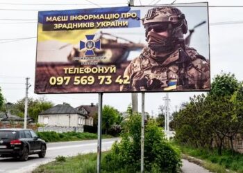 Valla publicitaria en Kupiansk, Ucrania, reclutando gente para unirse al ejército ucraniano (Europa Press)