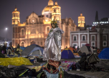 MEX4482. CIUDAD DE MÉXICO (MÉXICO), 12/12/2023.- Miles de fieles católicos amanecieron en el atrio de la Basílica de Guadalupe, en el 492 aniversario de la aparición de la Virgen de Guadalupe a San Juan Diego hoy, en Ciudad de México (México). México se despertó con la multitud de cánticos, bailes y agradecimientos que los cerca de 11 millones de peregrinos y peregrinas han dedicado este martes, día de Nuestra Señora de Guadalupe, la "madrecita" del país. EFE/Isaac Esquivel