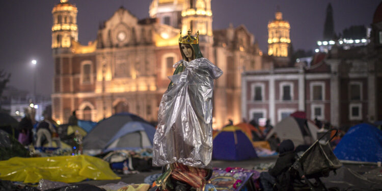 MEX4482. CIUDAD DE MÉXICO (MÉXICO), 12/12/2023.- Miles de fieles católicos amanecieron en el atrio de la Basílica de Guadalupe, en el 492 aniversario de la aparición de la Virgen de Guadalupe a San Juan Diego hoy, en Ciudad de México (México). México se despertó con la multitud de cánticos, bailes y agradecimientos que los cerca de 11 millones de peregrinos y peregrinas han dedicado este martes, día de Nuestra Señora de Guadalupe, la "madrecita" del país. EFE/Isaac Esquivel