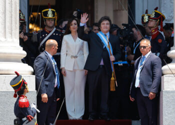 AME3458. BUENOS AIRES (ARGENTINA), 10/12/2023.-  El presidente electo de Argentina, Javier Milei (der.), sale del Congreso Nacional con su fórmula vicepresidencial, Victoria Villarruel, luego de jurar como presidente de Argentina del país suramericano por el período 2023-2027, hoy en Buenos Aires (Argentina). El economista libertario Javier Milei juró este domingo "por Dios y por la patria, sobre estos santos evangelios" como nuevo presidente de Argentina en el Congreso de la Nación, en Buenos Aires. Posteriormente, recibió la banda y el bastón presidenciales de manos del mandatario saliente, Alberto Fernández, quien le estrechó la mano y dijo unas breves palabras, tras lo cual salió del recinto. EFE/ Juan Ignacio Roncoroni