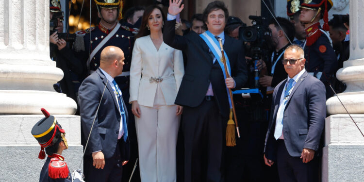 AME3458. BUENOS AIRES (ARGENTINA), 10/12/2023.-  El presidente electo de Argentina, Javier Milei (der.), sale del Congreso Nacional con su fórmula vicepresidencial, Victoria Villarruel, luego de jurar como presidente de Argentina del país suramericano por el período 2023-2027, hoy en Buenos Aires (Argentina). El economista libertario Javier Milei juró este domingo "por Dios y por la patria, sobre estos santos evangelios" como nuevo presidente de Argentina en el Congreso de la Nación, en Buenos Aires. Posteriormente, recibió la banda y el bastón presidenciales de manos del mandatario saliente, Alberto Fernández, quien le estrechó la mano y dijo unas breves palabras, tras lo cual salió del recinto. EFE/ Juan Ignacio Roncoroni