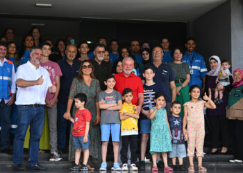 AME6287. BRASILIA (BRASIL), 25/12/2023.- El presidente de Brasil, Luiz Inácio Lula da Silva (c), posa con personas repatriadas de la Franja de Gaza en un almuerzo hoy, en la Base Aérea Militar de Brasilia (Brasil). Lula da Silva visitó este lunes a un grupo de brasileños y parientes palestinos repatriados el pasado sábado desde la Franja de Gaza y les garantizó apoyo hasta que estén instalados en el país suramericano. EFE/Andre Borges