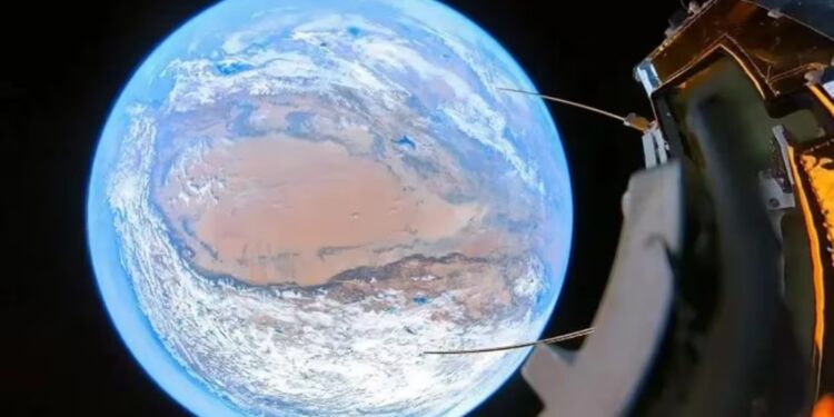 La empresa Insta360 logró un hito en la fotografía y exploración espacial al captar las primeras imágenes en 360º de la Tierra desde el espacio. (Insta360)