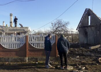 Odesa (Ukraine), 17/12/2023.- Locals inspect damaged buildings at the site of an overnight drone attack in Odesa, southern Ukraine, 17 December 2023, amid the Russian invasion. Russia attacked the southern Ukraine region with shock drones and rockets. The 20 Shahed attack drones and one X-59 rocket were downed, the Air Force Command of the Armed Forces of Ukraine confirmed. At least one man died and three private buildings were damaged, State Emergency Service reported. (Rusia, Ucrania) EFE/EPA/IGOR TKACHENKO