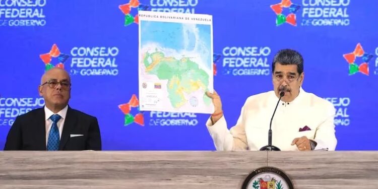 Nicolás Maduro sosteniendo un mapa de Venezuela con la zona de Guyana en un acto de gobierno en Caracas (EFE/Palacio de Miraflores)