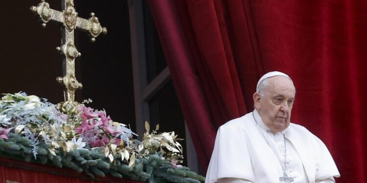 -FOTODELDIA- Ciudad del Vaticano, 25/12/2023.- El papa Francisco pidió hoy el cese de las operaciones militares en Gaza, la liberación de los rehenes y que se afronte la cuestión palestina, en su mensaje de Navidad, que leyó asomado al balcón de la fachada de la basílica de San Pedro antes de la bendición 'urbi et orbi'. EFE/ Fabio Frustaci