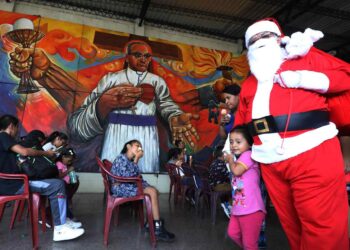 AME6871. SAN SALVADOR (EL SALVADOR), 30/12/2023.- Un Papá Noel entretiene hoy a un grupo de niños durante una celebración navideña para hijos de detenidos durante el régimen de excepción, en San Salvador (El Salvador). El Movimiento de Víctimas del Régimen (Movir) entregó el sábado juguetes a más de un centenar de hijos de personas detenidas bajo el régimen de excepción en El Salvador y de quienes han denunciado que fueron arrestadas arbitrariamente. EFE/MIGUEL LEMUS