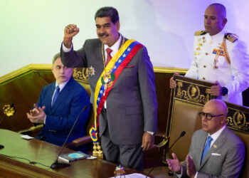 AME082. CARACAS (VENEZUELA), 15/01/2024.- El presidente venezolano, Nicolás Maduro (c), junto al presidente de la Asamblea Nacional, Jorge Rodríguez (d), y el fiscal general, Tarek William Saab (i), presenta hoy su rendición de cuentas ante la Asamblea Nacional (AN, Parlamento), de contundente mayoría oficialista, en Caracas (Venezuela). Maduro llamó este lunes "héroes" a los maestros, que conmemoran hoy su día en el país, mientras que cientos de ellos se encuentran en las calles de Caracas y varias regiones para protestar contra los salarios "de hambre" que, dicen, devengan. "Que vivan los maestros y las maestras de nuestra patria, héroes anónimos, héroes y heroínas", dijo el jefe de Estado durante su mensaje anual ante la Asamblea Nacional. EFE/ Rayner Peña R.