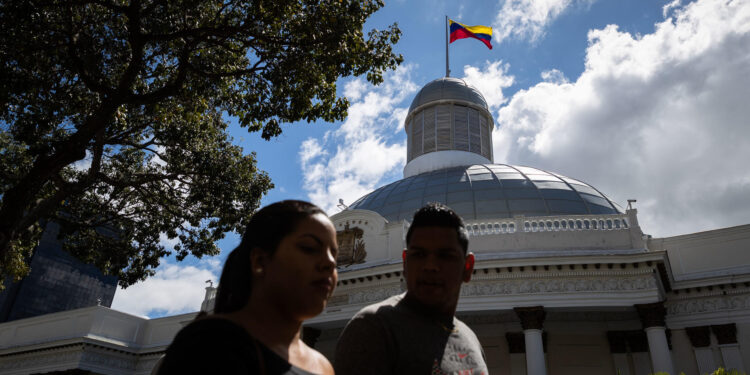 AME437. CARACAS (VENEZUELA), 17/01/2024.- Transeúntes caminan frente al Palacio Federal Legislativo, sede de la Asamblea Nacional Legislativa, el 16 de enero de 2024, en Caracas (Venezuela). Un grupo de exdiputados opositores de Venezuela se empeña en mantener con vida una suerte de foro virtual llamado 'Asamblea Nacional legítima', en alusión a la institución a la que pertenecieron hasta enero de 2021, cuando el chavismo retomó el control de la Cámara, que este miércoles busca acabar con este reducto de políticos que tienen acceso a recursos del país en el extranjero. EFE/ Rayner Peña R.