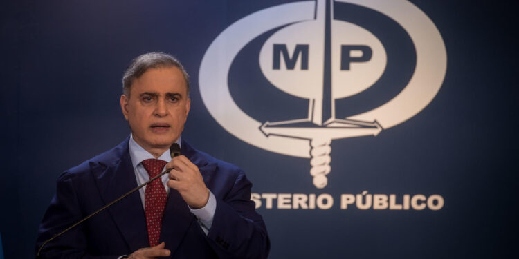 AME2554. CARACAS (VENEZUELA), 26/01/2024.- El fiscal general de Venezuela Tarek William Saab habla durante una rueda de prensa hoy, en la sede principal del Ministerio Publico, en Caracas (Venezuela). El Ministerio Público (MP, Fiscalía) de Venezuela acusó este viernes a tres jefes de campaña de la candidata presidencial de la principal coalición opositora, María Corina Machado, de estar vinculados con una trama terrorista, razón por la que estos sujetos fueron detenidos esta semana. EFE/ Miguel Gutierrez