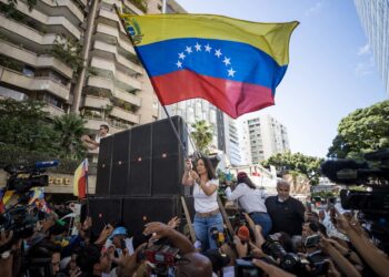 CARACAS (VENEZUELA), 23/01/2024.- La opositora venezolana María Corina Machado participa en una manifestación con motivo del 66 aniversario del derrocamiento de la dictadura de Marcos Pérez Jiménez (1953-1958) hoy, en Caracas (Venezuela). En un comunicado, la Plataforma Unitaria Democrática (PUD), con motivo del 66 aniversario del derrocamiento de la dictadura de Marcos Pérez Jiménez (1953-1958), expresó hoy que hay "suficientes razones para retomar el espíritu y los propósitos que desembocaron en ese acontecimiento histórico, cuya motivación se repite en la actualidad", con un objetivo que "va más allá de sustituir la dictadura por la democracia". EFE/ Miguel Gutiérrez