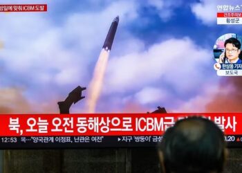 Una pantalla de televisión muestra imágenes de archivo del lanzamiento de un misil balístico de largo alcance por parte de Corea del Norte durante un programa de noticias en la estación de tren de Yongsanl en Seúl. Europa Press/Contacto/Kim Jae-Hwan