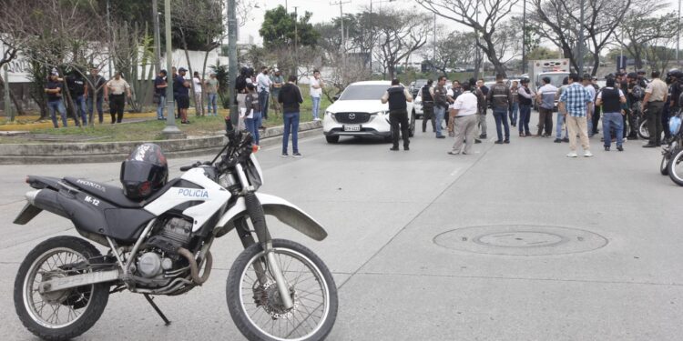 AME533. GUAYAQUIL (ECUADOR), 17/01/2024.- Policías investigan el vehículo con impactos de bala en el que se encontraba el fiscal César Suárez al ser asesinado, hoy en una zona al norte de Guayaquil (Ecuador). El fiscal ecuatoriano que investigaba el asalto de un grupo armado a un canal de televisión en Guayaquil fue asesinado este miércoles a tiros en medio del "conflicto armado interno", decretado por el Gobierno de Ecuador para atajar la espiral de violencia desatada la semana pasada por grupos del crimen organizado. EFE/Jonathan Miranda