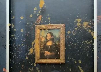 Esta imagen tomada de AFPTV muestra la pintura "Mona Lisa" (La Joconde) de Leonardo Da Vinci rociada en sopa después de que dos activistas ambientales del colectivo denominado "Riposte Alimentaire" (Represalias por alimentos) arrojaran comida a la obra de arte, en el museo del Louvre en París, 28 de enero de 2024. (Foto de David CANTINIAUX / AFPTV / AFP) | Foto: AFP