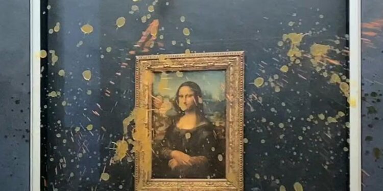 Esta imagen tomada de AFPTV muestra la pintura "Mona Lisa" (La Joconde) de Leonardo Da Vinci rociada en sopa después de que dos activistas ambientales del colectivo denominado "Riposte Alimentaire" (Represalias por alimentos) arrojaran comida a la obra de arte, en el museo del Louvre en París, 28 de enero de 2024. (Foto de David CANTINIAUX / AFPTV / AFP) | Foto: AFP