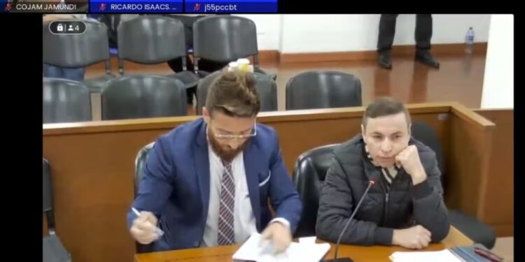 Jhonier Leal en el complejo judicial de Paloquemao con su nuevo abogado. Foto Captura de video.