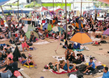 MEX5730. SAN PEDRO TAPANATEPEC (MÉXICO), 10/01/2024.- Migrantes descansan en un campamento improvisado hoy, en el municipio de San Pedro Tapanatepec en el estado de Oaxaca (México). La caravana migrante 'Éxodo de la pobreza', que se reagrupó hace tres días luego de que el Gobierno mexicano la disolviera hace una semana, tras partir desde Chiapas como la más numerosa a finales de 2023, decidió quedarse en el municipio de Tapanatepec, estado de Oaxaca, sur de México, a la espera de ayuda del Gobierno nacional. EFE/Jesús Méndez/MÁXIMA CALIDAD