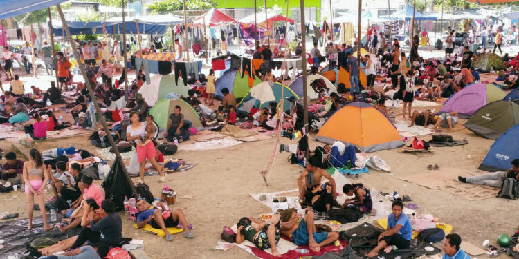 MEX5730. SAN PEDRO TAPANATEPEC (MÉXICO), 10/01/2024.- Migrantes descansan en un campamento improvisado hoy, en el municipio de San Pedro Tapanatepec en el estado de Oaxaca (México). La caravana migrante 'Éxodo de la pobreza', que se reagrupó hace tres días luego de que el Gobierno mexicano la disolviera hace una semana, tras partir desde Chiapas como la más numerosa a finales de 2023, decidió quedarse en el municipio de Tapanatepec, estado de Oaxaca, sur de México, a la espera de ayuda del Gobierno nacional. EFE/Jesús Méndez/MÁXIMA CALIDAD