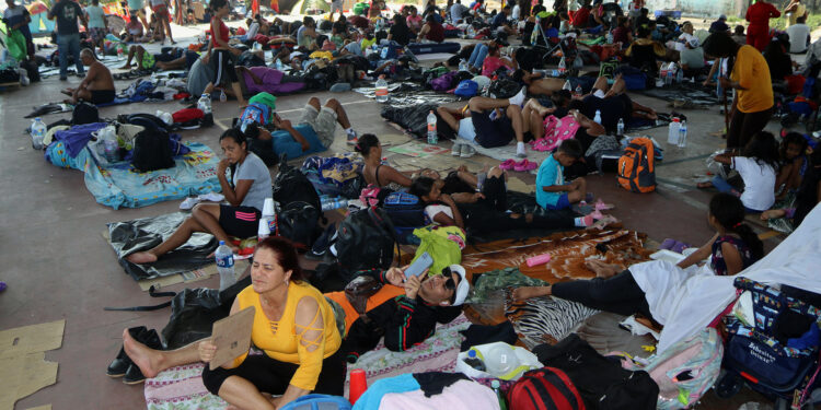 MEX5385. MAPASTEPEC (MÉXICO), 31/12/2023.- Migrantes en caravana hacia Estados Unidos preparan alimentos en un campamento improvisado hoy, en el municipio de Mapastepec, estado de Chiapas (México). Los miles de migrantes que conforman la caravana del éxodo de la pobreza que se encuentra en Chiapas, al sur de México, despedirán el año en medio de tristeza y con sentimientos encontrados al estar fuera de su país, pero con nuevos propósitos y la esperanza de obtener un documento legal en territorio mexicano. EFE/Juan Manuel Blanco