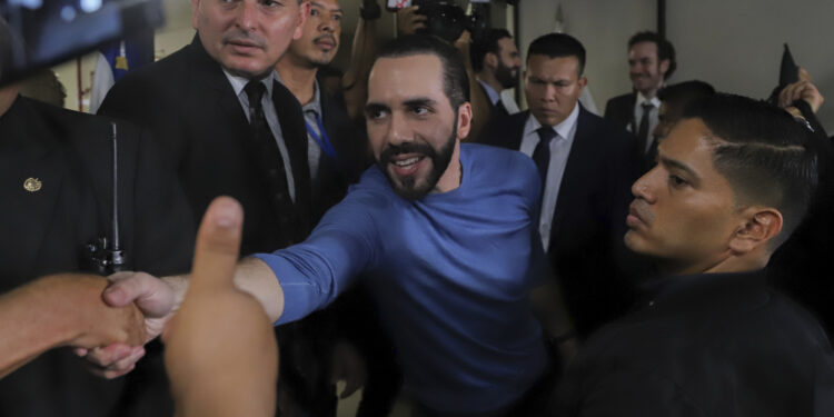 Seguidores del presidente de El Salvador, Nayib Bukele, lo saludan después de que acudiera al Tribunal Supremo Electoral a registrarse como candidato para las elecciones presidenciales del 2024 el viernes 27 de octubre de 2023 en El Salvador (AP Foto/Salvador Meléndez)