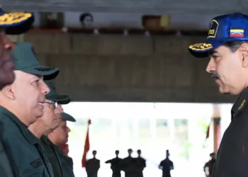 Nicolás Maduro (der.) saluda a mandos militares de su país (foto de archivo).