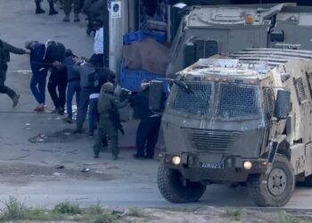 Palestinos detenidos el 3 de enero de 2024 durante una redada del Ejército de Israel en el campo de refugiados de Nur Shams (EFE)
