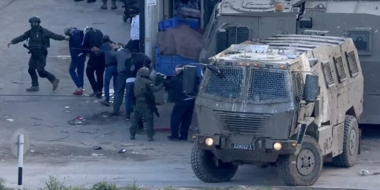 Palestinos detenidos el 3 de enero de 2024 durante una redada del Ejército de Israel en el campo de refugiados de Nur Shams (EFE)