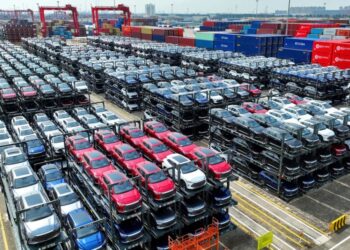 Coches BYD esperando ser cargados en un barco en la terminal internacional de contenedores del puerto de Suzhou, en la provincia oriental china de Jiangsu, el 11 de septiembre de 2023. (AFP/Getty Images)