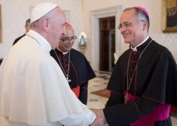 Silvio Báez junto al papa Francisco en una imagen de archivo.