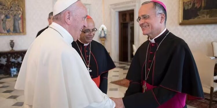 Silvio Báez junto al papa Francisco en una imagen de archivo.