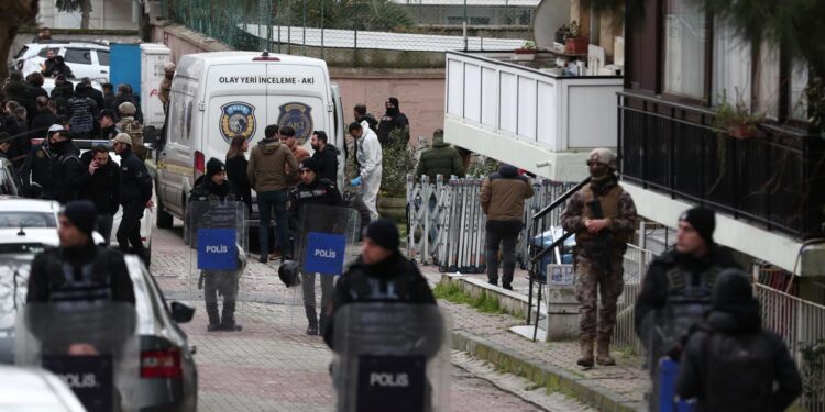 Istanbul (Turkey), 28/01/2024.- Turkish police forces cordon off the site of an attack on the Italian Santa Maria Church, in Istanbul, Turkey, 28 January 2024. Turkish Minister of Interior Ali Yerlikaya said at least one person died after two assailants launched an armed attack on the Santa Maria Church in Istanbul on 28 January. (Turquía, Estanbul) EFE/EPA/ERDEM SAHIN