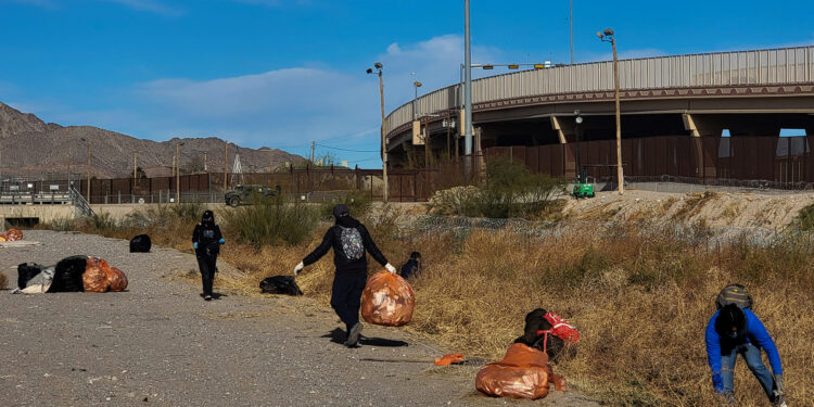 MEX5896. CIUDAD JUÁREZ (MÉXICO), 13/01/2024.- Integrantes del colectivo 'Sierra de Juárez' participan hoy en una jornada de limpieza a orillas del río Bravo, en Ciudad Juárez, Chihuahua (México). Colectivos locales iniciaron una jornada de recolección de toneladas de basura dejada por más de 100.000 personas en movilidad que han cruzado el río Bravo a lo largo del último año entre Juárez, en la frontera norte de México y El Paso, en Estados Unidos. EFE/Luis Torres