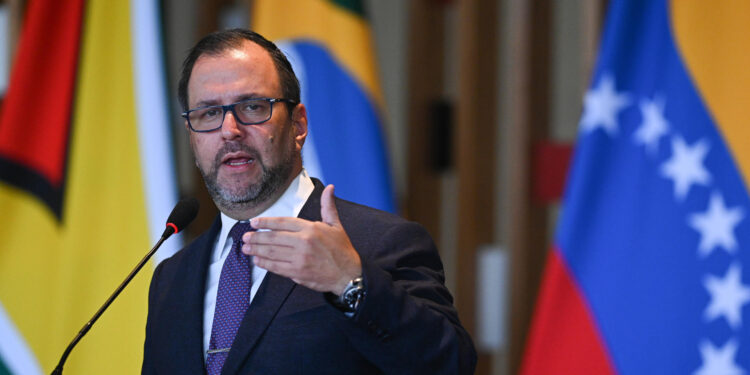 BRA50. BRASILIA (BRASIL), 25/01/2024.- El ministro de Relaciones Exteriores de Venezuela, Yván Gil, habla durante una rueda de prensa hoy, en el Palacio del Itamaraty en Brasilia (Brasil). Los cancilleres de Venezuela y Guyana, Yván Gil y Hugh Todd, se reunieron este jueves en Brasilia y se comprometieron a continuar el diálogo sobre la controversia en torno a la región del Esequibo e incluso a abordar el Acuerdo de Ginebra de 1966, en un ambiente "pacífico" y "sin amenazas". EFE/ Andre Borges