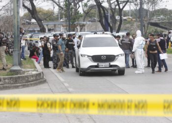 AME533. GUAYAQUIL (ECUADOR), 17/01/2024.- Policías investigan el vehículo con impactos de bala en el que se encontraba el fiscal César Suárez al ser asesinado, hoy en una zona al norte de Guayaquil (Ecuador). El fiscal ecuatoriano que investigaba el asalto de un grupo armado a un canal de televisión en Guayaquil fue asesinado este miércoles a tiros en medio del "conflicto armado interno", decretado por el Gobierno de Ecuador para atajar la espiral de violencia desatada la semana pasada por grupos del crimen organizado. EFE/Jonathan Miranda