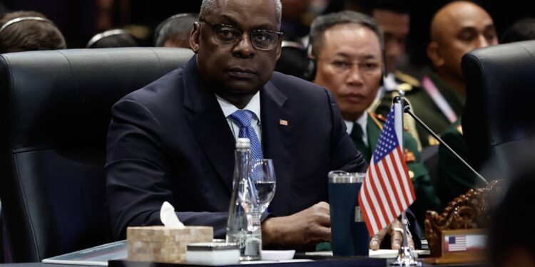 EA4117. JAKARTA (INDONESIA), 09/01/2024.- Fotografía de archivo fechada el 16 de noviembre de 2023 que muestra al Secretario de Defensa de los Estados Unidos, Lloyd Austin, durante la décima Reunión de Ministros de Defensa de la Asociación de Naciones del Sudeste Asiático (ASEAN), Plus, en Yakarta, Indonesia. Austin padece un cáncer de próstata, motivo por el que lleva hospitalizado desde el 1 de enero, según informaron este martes los médicos que lo tratan en el Centro Médico Militar Nacional Walter Reed. La hospitalización del jefe del Pentágono ha estado rodeada de secretismo y ni siquiera el presidente estadounidense, Joe Biden, fue informado inmediatamente de ello. EFE/ Willy Kurniawan / POOL ARCHIVO