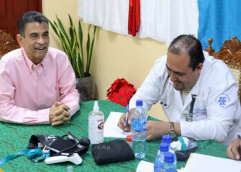 AME7197. MANAGUA (NICARAGUA), 02/01/2024.- Fotografía cedida por la Presidencia de Nicaragua que muestra al obispo Rolando Álvarez (i) junto al doctor Yesser Rizo (d) durante una revisión medica hoy, en Managua (Nicaragua). El Gobierno de Nicaragua divulgó este martes en Managua fotografías del obispo nicaragüense Rolando Álvarez, quien fue condenado en febrero de 2023 a 26 años y 4 meses de prisión, despojado de su nacionalidad y suspendidos sus derechos ciudadanos de por vida por delitos considerados de traición a la patria tras negarse a abandonar su país. Las imágenes fueron divulgadas el mismo día en que Estados Unidos exigiera al presidente nicaragüense, Daniel Ortega, que libere "inmediatamente" a Álvarez, de 57 años, obispo de la diócesis de Matagalpa y administrador apostólico de la diócesis de Estelí, ambas en el norte de Nicaragua. EFE/ Presidencia Nicaragua SÓLO USO EDITORIAL/SÓLO DISPONIBLE PARA ILUSTRAR LA NOTICIA QUE ACOMPAÑA (CRÉDITO OBLIGATORIO) MÁXIMA Y MEJOR CALIDAD DISPONIBLES