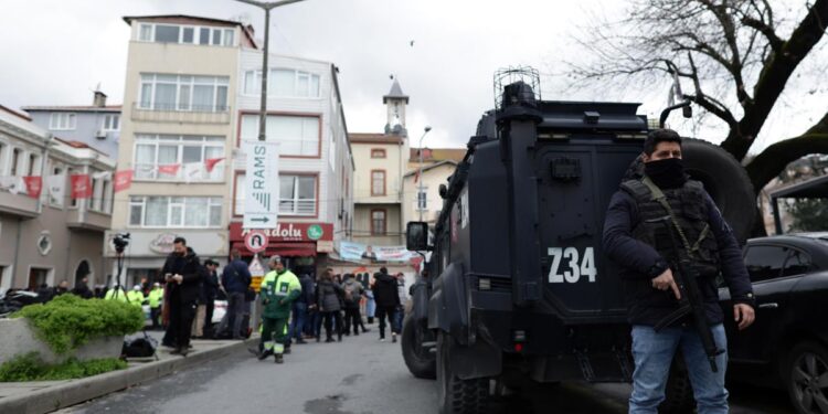 Istanbul (Turkey), 28/01/2024.- Turkish soldiers keep watch at the site of an attack on the Italian Santa Maria Church, in Istanbul, Turkey, 28 January 2024. Turkish Minister of Interior Ali Yerlikaya said at least one person died after two assailants launched an armed attack on the Santa Maria Church in Istanbul on 28 January. (Turquía, Estanbul) EFE/EPA/ERDEM SAHIN