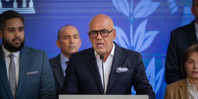 (VENEZUELA) 19/02/2024.- El presidente de la Asamblea Nacional, Jorge Rodríguez, habla durante una rueda de prensa este lunes en Caracas (Venezuela). La oposición mayoritaria de Venezuela, agrupada en la Plataforma Unitaria Democrática (PUD), presentó este lunes una propuesta de calendario para las presidenciales de este año -aún sin fecha definida- que será revisada por la Asamblea Nacional (AN, Parlamento), controlada por el chavismo. EFE/ Rayner Peña R.