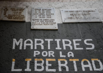 ACOMPAÑA CRÓNICA: VENEZUELA PROTESTAS - AME8602. CARACAS (VENEZUELA), 12/02/2024.- Fotografía del 6 de febrero de 2024 de un muro conmemorativo de las víctimas mortales de las protestas del 12 de febrero de 2014, en Caracas (Venezuela). Cuando se cumplen 10 años del comienzo de las protestas de 2014 en Venezuela, en las que perdieron la vida 43 personas, Derek Redman lamenta que no se haya hecho justicia por el asesinato de su único hijo, Robert, quien recibió un balazo aquel 12 de febrero, primer día de 'La Salida', como se llamó a la oleada antigubernamental, que duró tres meses. EFE/ Miguel Gutiérrez