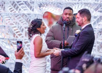 New York (United States), 14/02/2024.- Kathy Gualotuna says her wedding vows to Peter Ruggles as they get married near American artist Lovie Pignata's 'Smitten' ice sculpture, on Valentine's Day in Times Square, New York, New York, USA, 14 February 2024. A large-scale version of Lovie Pignata's 'Smitten' ice sculpture was installed in Times Square for the annual 'Love in Times Square' celebration on Valentine's Day. (Nueva York) EFE/EPA/SARAH YENESEL