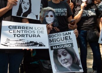 Activists hold a demonstration outside Spain's embassy to demand the release of human rights activist and lawyer Rocio San Miguel in Caracas on February 20, 2024. - San Miguel, 57, was arrested on February 9 in the immigration area of an airport in Caracas, sparking an international outcry. Prosecutors have accused her of "treason" and "terrorism" for her purported role in the latest alleged plot to assassinate President Nicolas Maduro, which the government has said was backed by the United States.  (Photo by Cristian Hernandez / AFP)