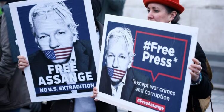 La gente se manifiesta en apoyo de Julian Assange, el martes 20 de febrero de 2024 en París. Los abogados de Julian Assange abrieron el martes en Londres un último recurso legal en el Reino Unido para impedir que el fundador de WikiLeaks sea enviado a Estados Unidos para enfrentar cargos de espionaje, argumentando que las autoridades estadounidenses buscan castigarlo por exponer graves actos criminales cometidos por el Estado estadounidense | Foto: AP