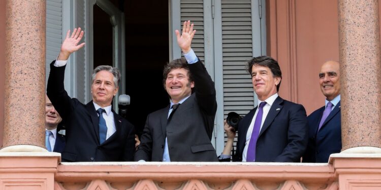 AME1728. BUENOS AIRES (ARGENTINA), 23/02/2024.- Fotografía cedida por la Presidencia de Argentina que muestra al secretario de Estado de Estados Unidos, Antony Blinken (i), junto al presidente argentino, Javier Milei; el jefe de Gabinete de Argentina, Nicolás Posse (2d), y Guillermo Francos, ministro del Interior, mientras se asoman desde un balcón en la Casa Rosada (sede del Ejecutivo) este viernes, en Buenos Aires (Argentina). Milei afirmó este viernes ante el secretario de Estado Blinken que bajo su mandato Argentina ha vuelto "al lado" de la democracia y de la libertad. EFE/ Presidencia Argentina SÓLO USO EDITORIAL/SÓLO DISPONIBLE PARA ILUSTRAR LA NOTICIA QUE ACOMPAÑA (CRÉDITO OBLIGATORIO)