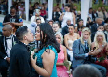 AME9224. CARACAS (VENEZUELA), 14/02/2024.- Una pareja de novios celebra una boda colectiva este miércoles, en Caracas (Venezuela). Este miércoles, en Venezuela, 21 parejas unieron sus vidas en matrimonio durante la tercera boda colectiva organizada por la Alcaldía de Chacao en Caracas, con motivo del Día de San Valentín. EFE/ Rayner Peña R