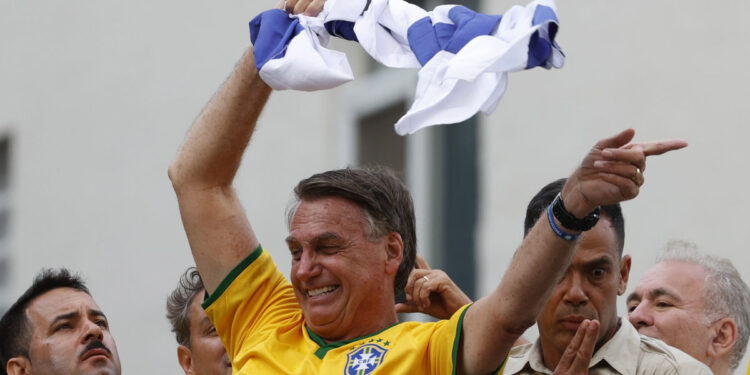 AME2288. SAO PAULO (BRASIL), 25/02/2024.- El expresidente brasileño Jair Bolsonaro (2019-2022) participa en una movilización donde reunió a miles de seguidores para darse su primer baño de masas desde que dejó el poder a finales de 2022, y defenderse de las investigaciones por un supuesto intento de golpe de Estado, este domingo, en Sao Paulo (Brasil). Subido a un camión instalado en plena Avenida Paulista, la más emblemática de la ciudad, Bolsonaro negó la existencia de una trama golpista, se dijo víctima de una persecución, y criticó los abusos de algunos. EFE/ Sebastiao Moreira