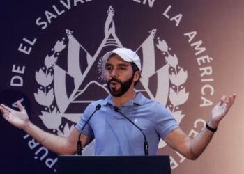 El actual presidente de El Salvador y candidato presidencial de Nuevas Ideas Nayib Bukele habla durante una conferencia de prensa después de emitir su voto el 4 de febrero de 2024. (Photo by Alex Peña/Getty Images) | Foto: Getty Images